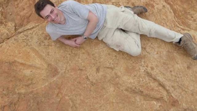 Dünyanın en büyük dinozor ayak izlerinden biri bulundu