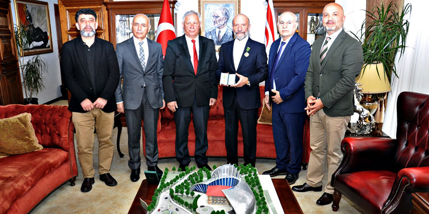 Dr.Suat İ.Günsele, 'Vatan Evladı' Ödülü Altın Madalya Takıldı