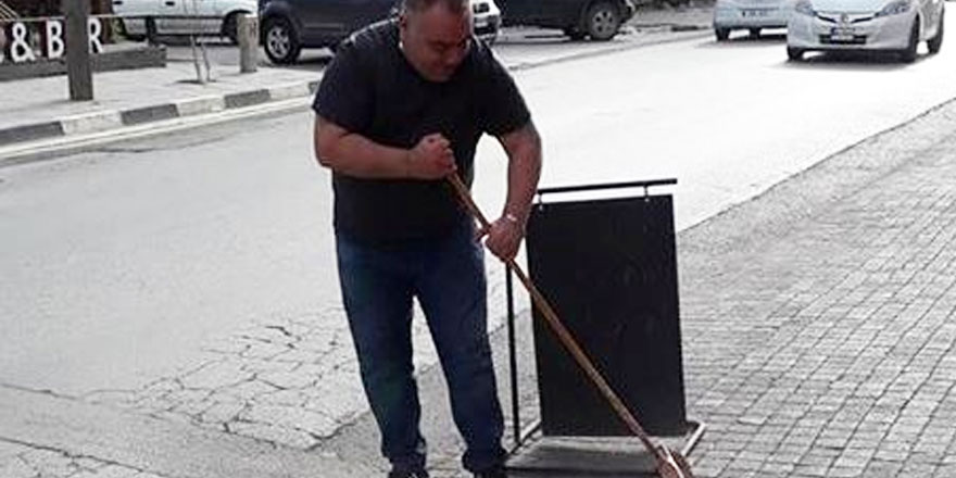 Denktaş'ı örnek aldı, süpürgeyi eline aldı ve Lefkoşa'da caddeyi süpürdü 