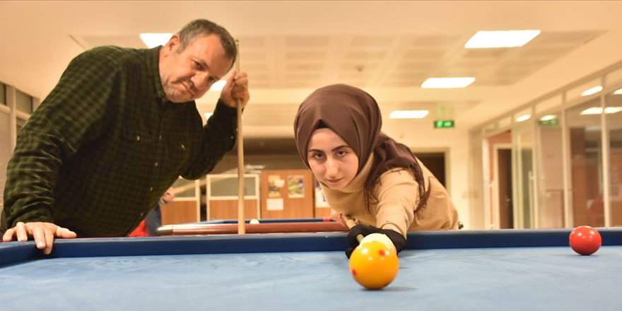 Kadın bilardocu hedef büyüttü