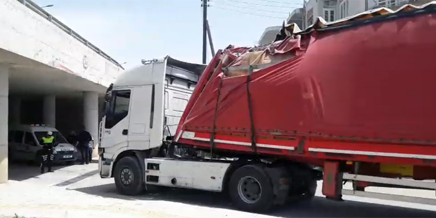 Gönyeli alt geçidine TIR çarptı