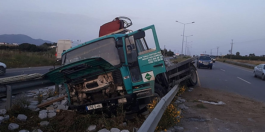 Parke yüklü kamyon devrildi