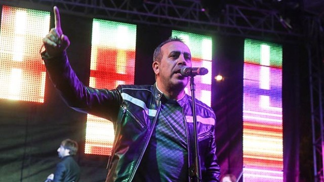On binler “İzmir Marşı”nı söyledi