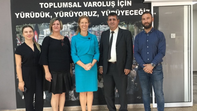 Hollanda’nın Lefkoşa Büyükelçisi Jaarsma KTÖS’Ü ziyaret etti