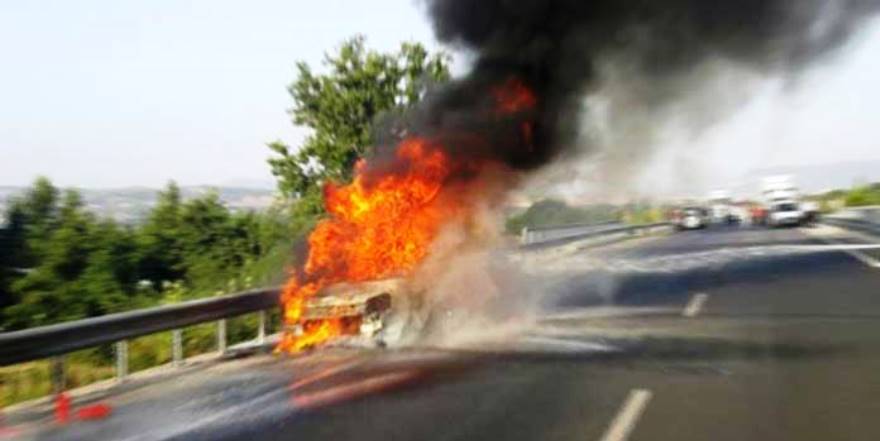 Park halindeki araçta yangın çıktı
