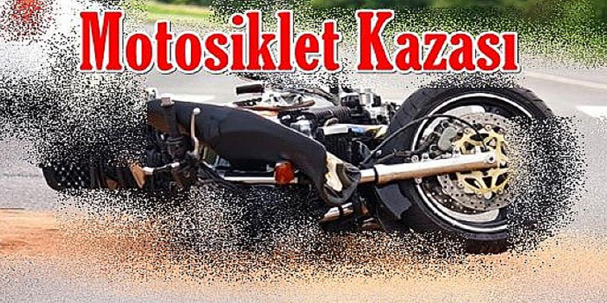 Motosiklet sürücüsü bir araca çarptıktan sonra yoldan çıkıp, devrildi
