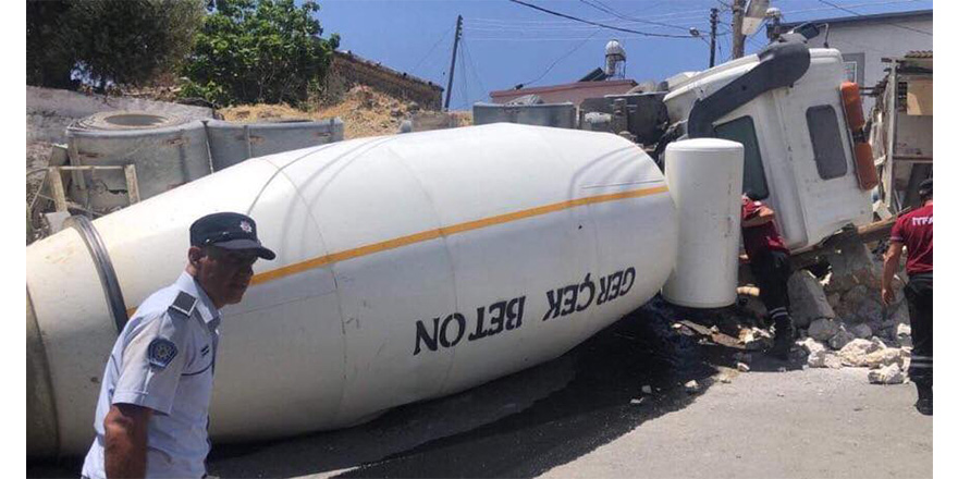 Yokuşu çıkamayan beton mikseri devrildi