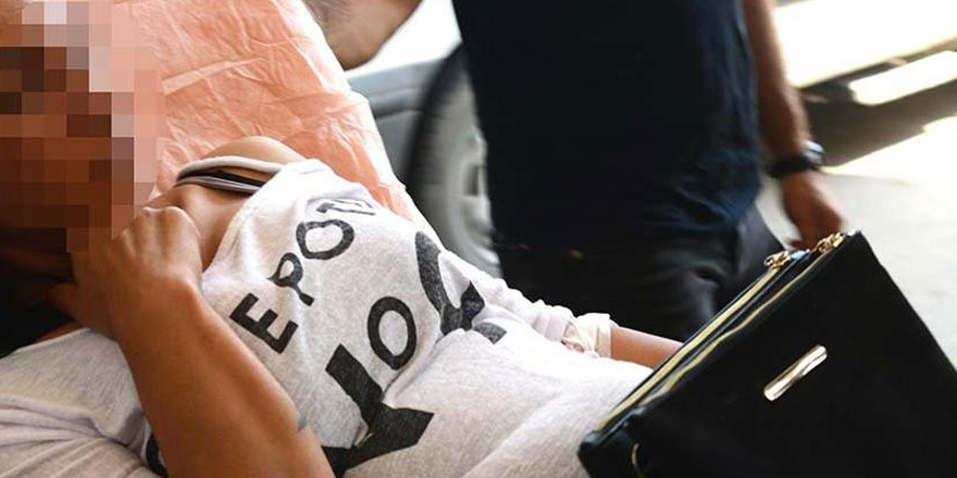 Tartıştığı hamile eşini otomobilden attı