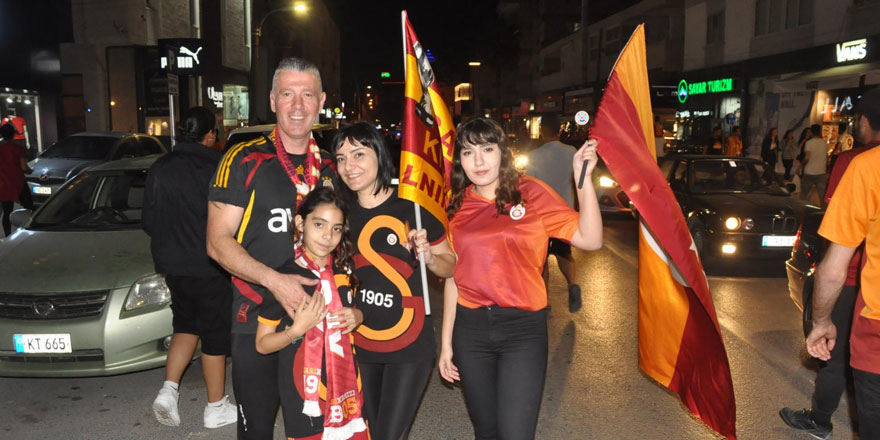 Lefkoşa, sarı kırmızıya büründü