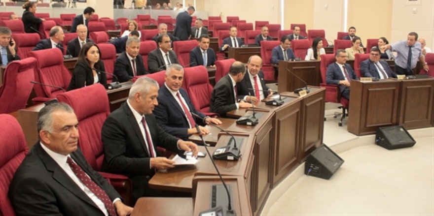 Hükümet ilk günden 3 fire verdi