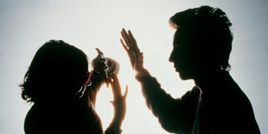 13 yaşındaki kız çocuğunu dövdüler