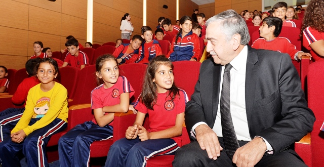 CUMHURBAŞKANI AKINCI, Öğrencilerle Tiyatro Oyunu İzledi