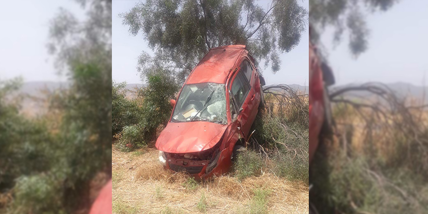 Kontrolden çıkan otomobil bir ağaca çarptı