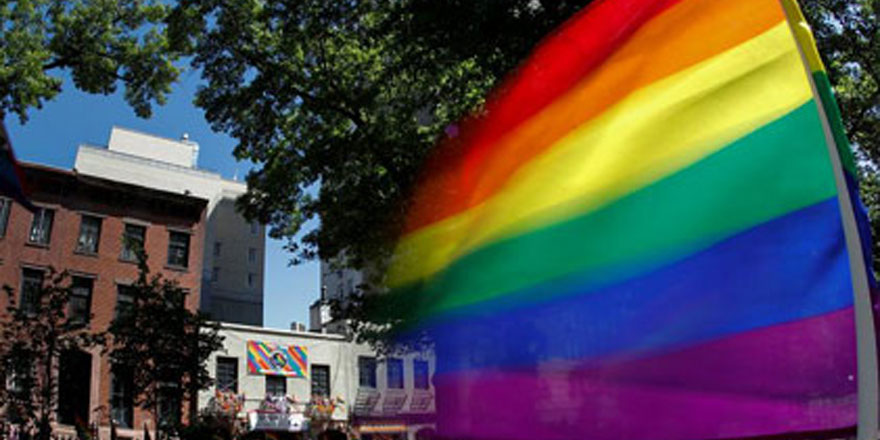 O ülkede eşcinsellik suç olmaktan çıkarıldı