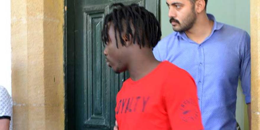 Kıskandığı için kız arkadaşını dövdü