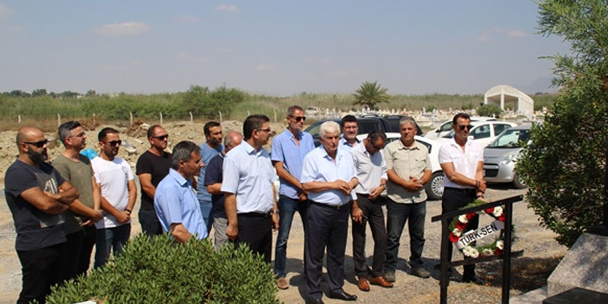 Kabri başında anıldı