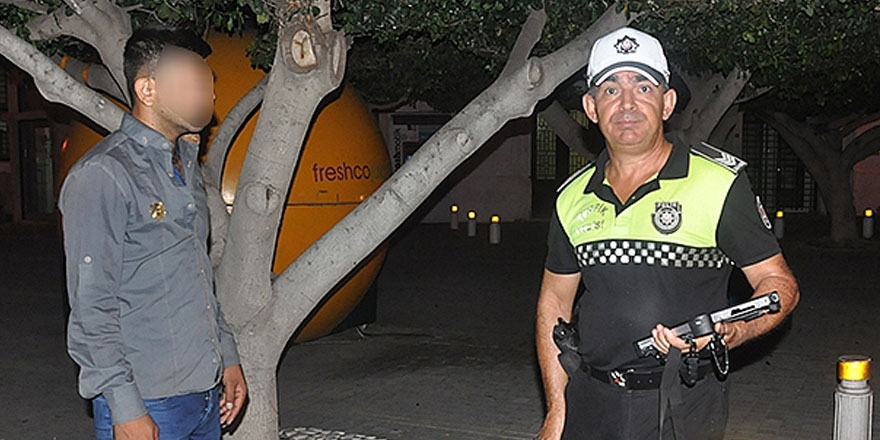 Parasız “Turist” polise sığındı
