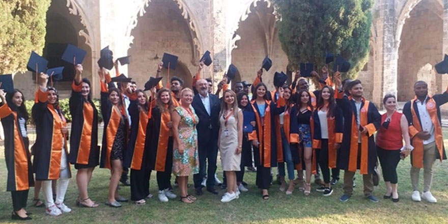 KİÜ mezuniyet töreni Bellapais Manastırı’nda yapıldı