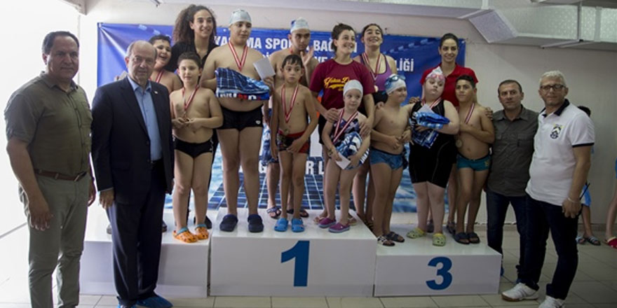 Tatar yüzme yarışması”nda dereceye girenlere ödüllerini verdi