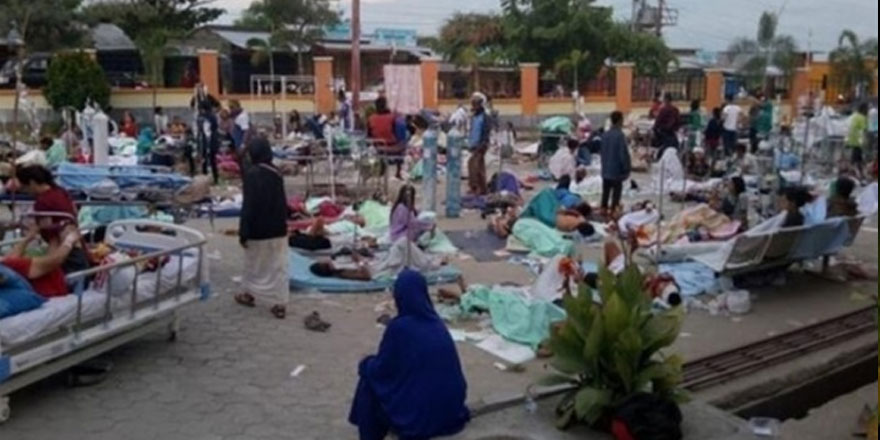 Endonezya’da elektrik kesintisi depremzedelere yardım çalışmalarını zorlaştırıyor