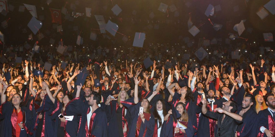 Yakın Doğu Üniversitesi Atatürk Eğitim Fakültesi Mezunları Diplomalarını Aldı…