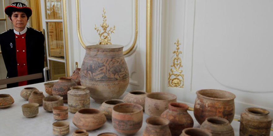 Fransa 445 parça tarihi eseri Pakistan'a iade etti