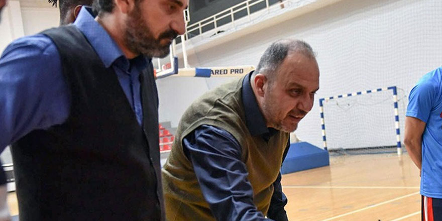 Alp istifa etti; Göçmen potadan çekildi