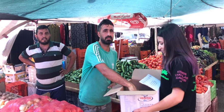Lefkoşa iyilik gönüllüleri halka soğuk su dağıttı