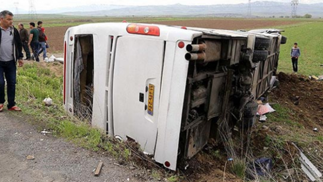 İran'da yolcu otobüsü devrildi: 13 ölü