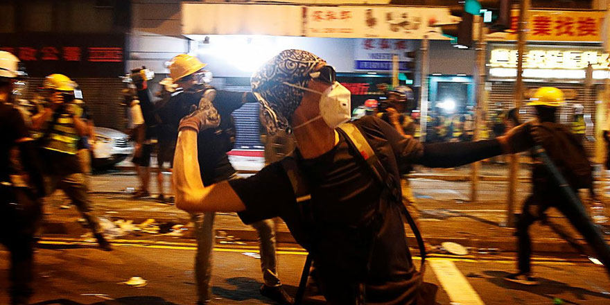 Hong Kong'da maskeli bir grup protestoculara saldırdı