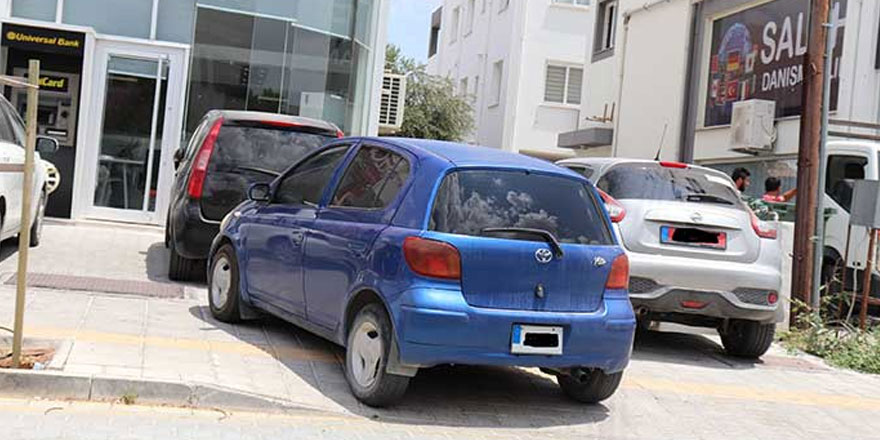Sorumsuzca park edilen araçlar, yayaların tepkisine neden oluyor.