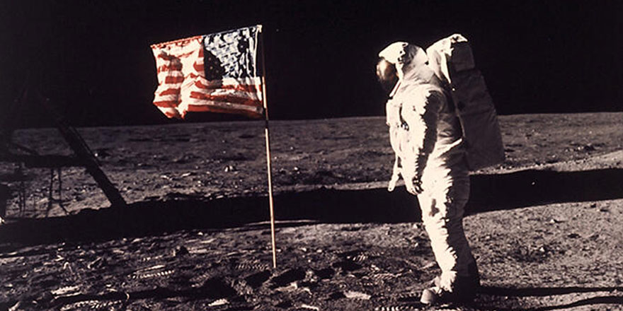 Ay'a ayak basılan anın görüntüleri 1,8 milyon dolara satıldı