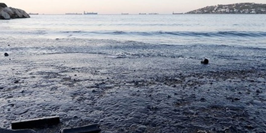 40 bin litre akaryakıt denize döküldü