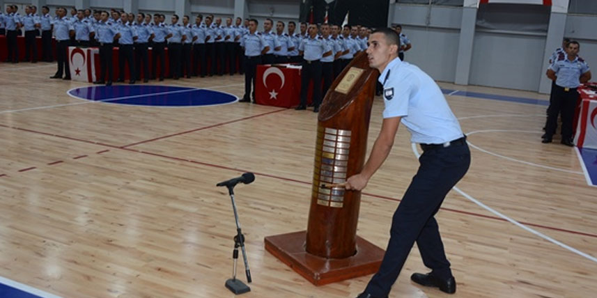 74 Polis ve 26 itfaiye memuru, yemin ederek polis örgütü kadrosuna katıldı