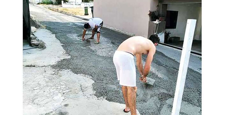 Yollardaki çukurları betonla kapattılar