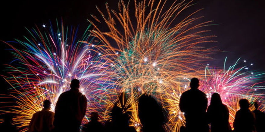 Sahnede havai fişek faciası! Ünlü şarkıcı hayatını kaybetti