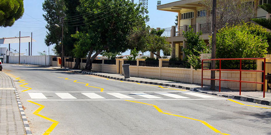 Okul yolundaki çizgileri belirginleştirdi