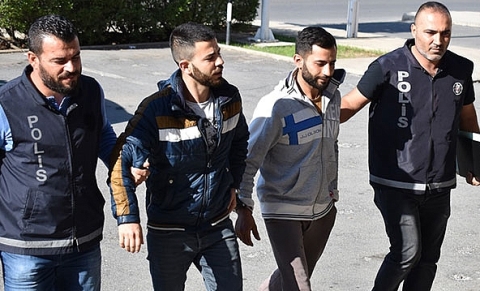 Uyuşturucuyu arabadan fırlatan şahıs hâlâ aranıyor