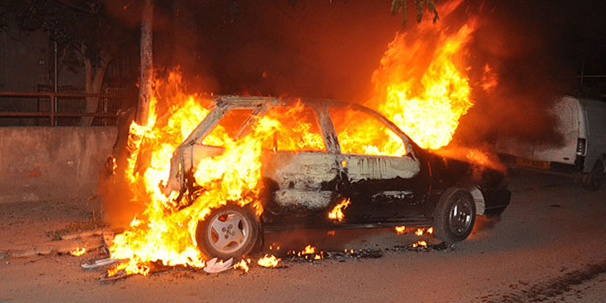 Lefkoşa’da araç yandı