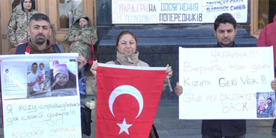 Türk babalar, başkanlık binası önünde kızları için eylemde