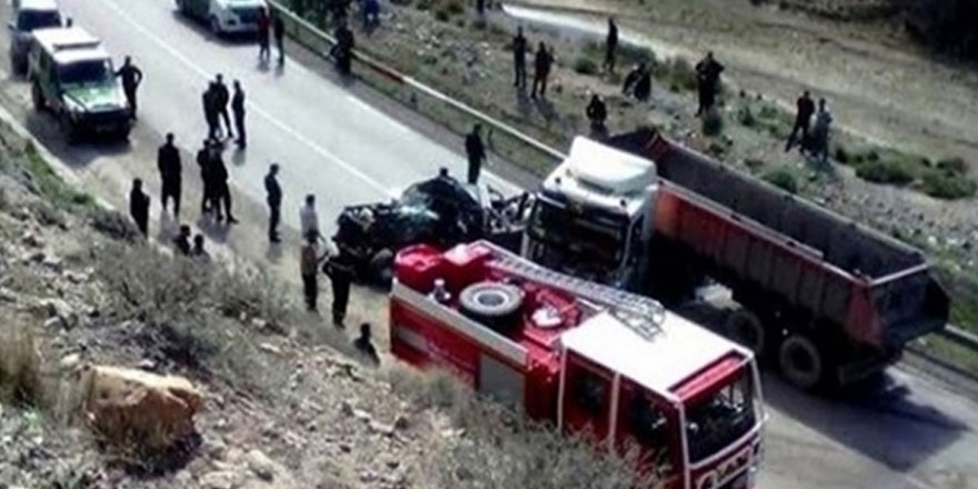 Çin'de yolcu otobüsü kamyonla çarpıştı