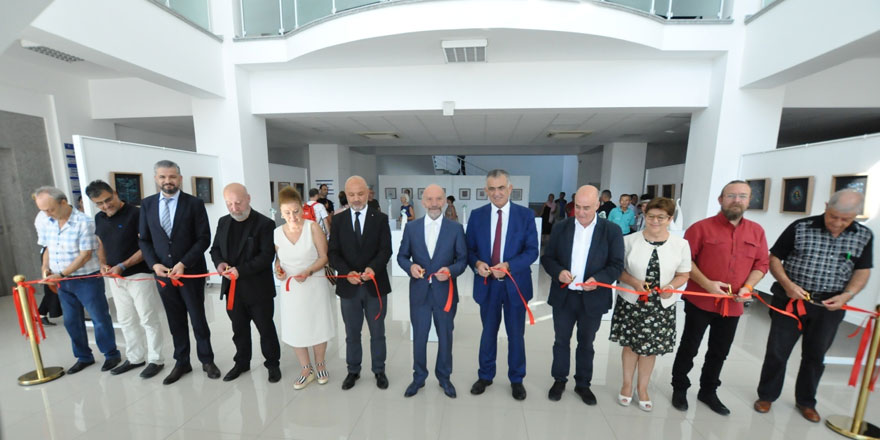 Özçelik'in "İzler” adlı kişisel seramik sergisi, Çavuşoğlu tarafından açıldı