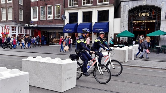 Amsterdam'da meydanlara güvenlik önlemi olarak beton bloklar yerleştirildi