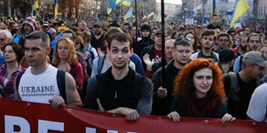 Ukrayna'da binlerce kişi protesto için sokağa çıktı
