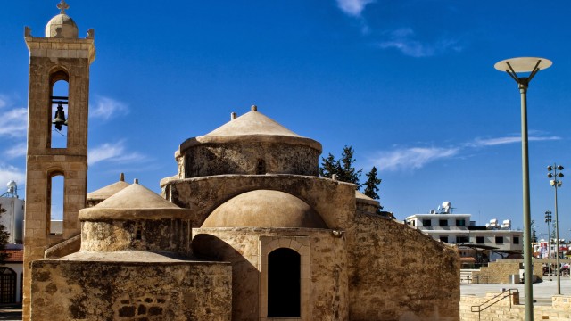 Hayvanların sahibi mandırayı taşıdı