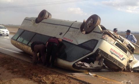 Mağusa Lefkoşa yolunda korkutan kaza, minübüs takla attı