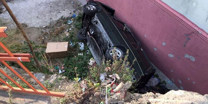 El freni boşalan otomobil 5 metreden aşağıya uçtu