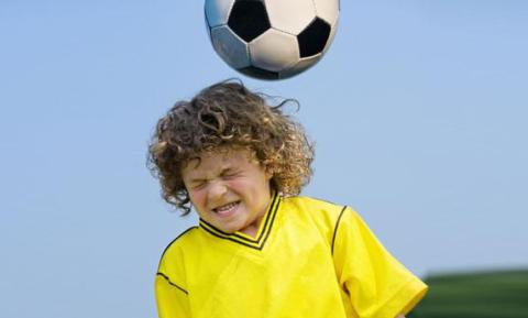 Çocukların topa kafayla vurması ölüme yol açabilir