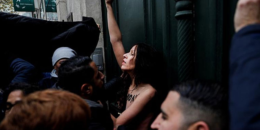 İslami gösteriye üstsüz gitti