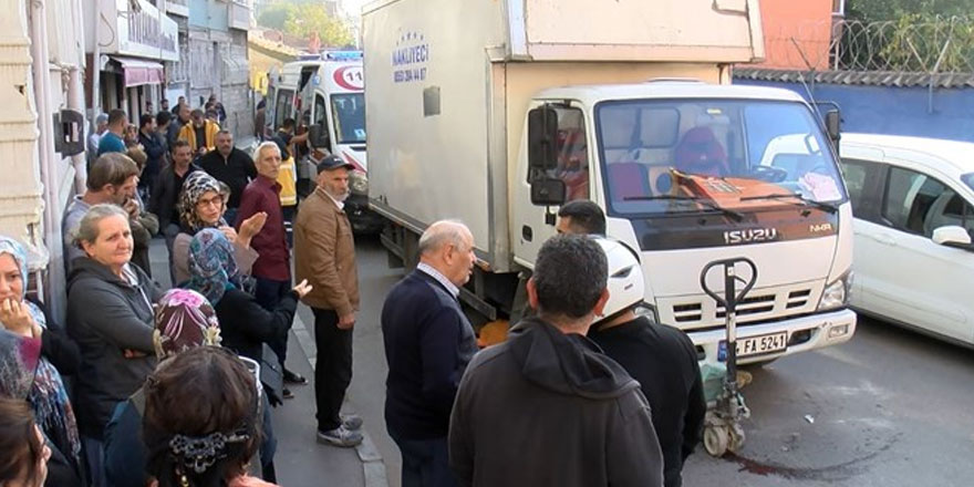 Bir kadın kamyonun altında kalarak can verdi